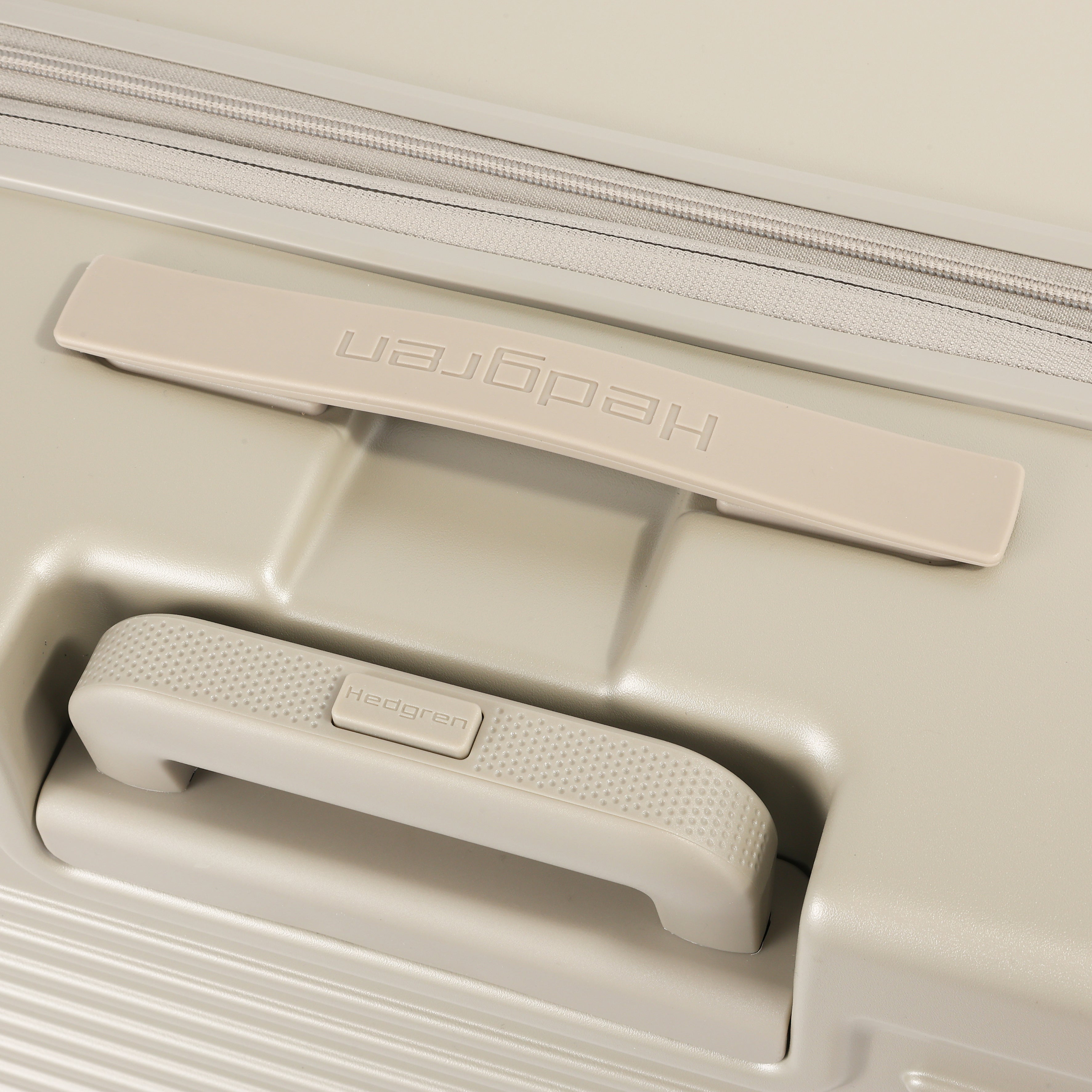 Close-up handles view of the Hedgren Raku Yuno luggage in Grey, showcasing the closed expandable handle and carry handle. Available for Online Purchase