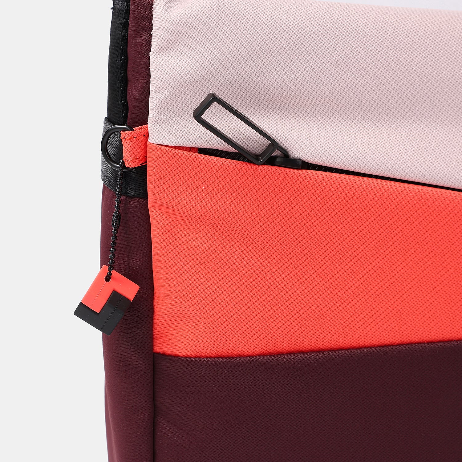 حقيبة كروس أوفر متوسطة الحجم من هيدجرين نوفا جرافيتي